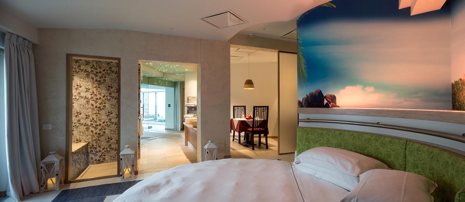 Motel K Pool Villa Seychelles Motel K Pool Villa Seychelles vista dal letto matrimoniale rotondo , sulla sinistra la doccia doppia a vista con aromaterapia, sullo sfondo la zona ristorazione privata della suite, camera a tema isole dell'oceano indiano