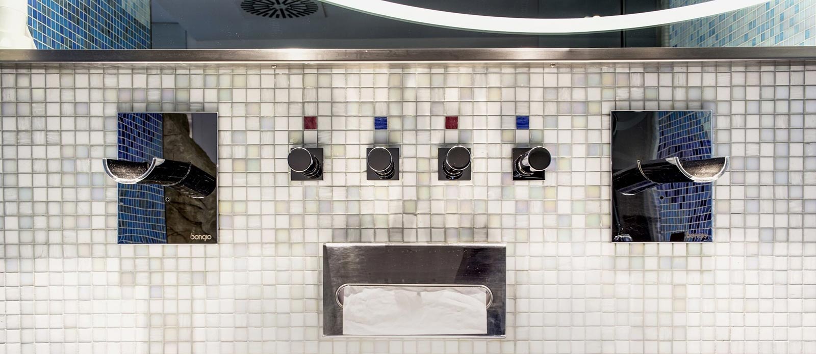 Motel K Senior Suite Laguna Blu Motel K Senior Suite Laguna Blu dettaglio sui 2 lavandini della camera tipici del tema che la camera richiama, camera a tema isole dell'america centrale