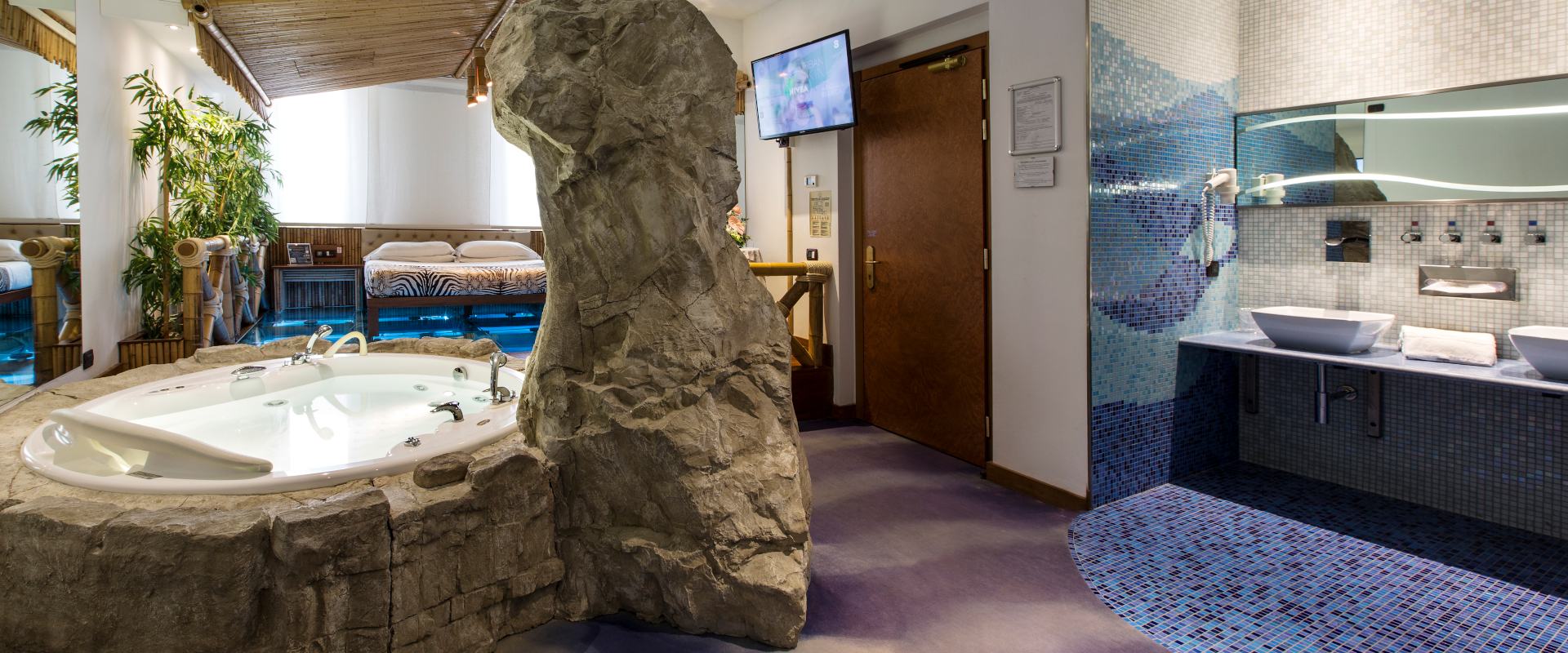 Motel K Senior Suite Laguna Blu Motel K Senior Suite Laguna Blu vista sul bagno a mosaico celeste, doccia spaziosa a vista, camera a tema isole dell'america centrale