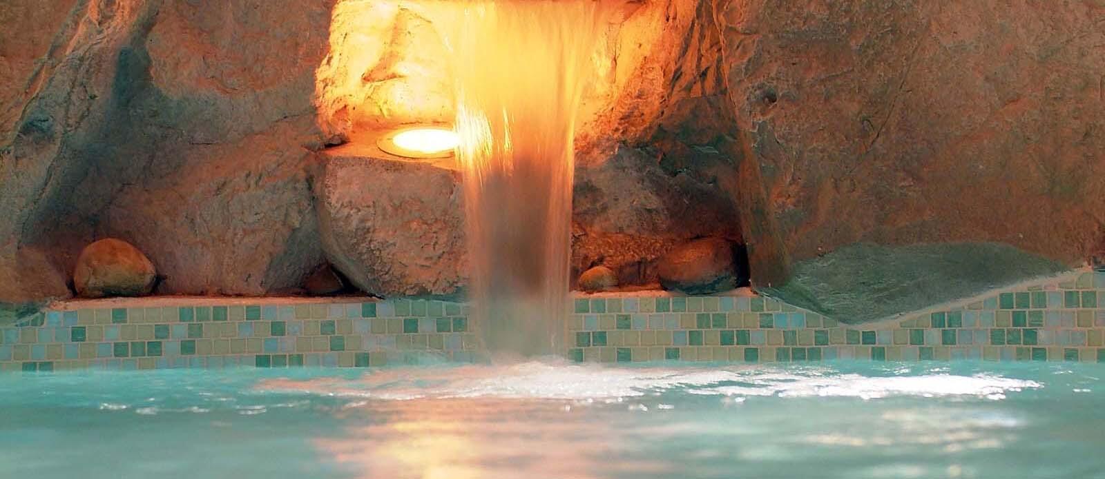 Motel K Wellness Suite Atlantide Motel K Wellness Suite Atlantide vista da dentro la mini piscina idromassaggio con cascata, cromoterapia, mosaico, camera a tema isola mitologica Atlantide