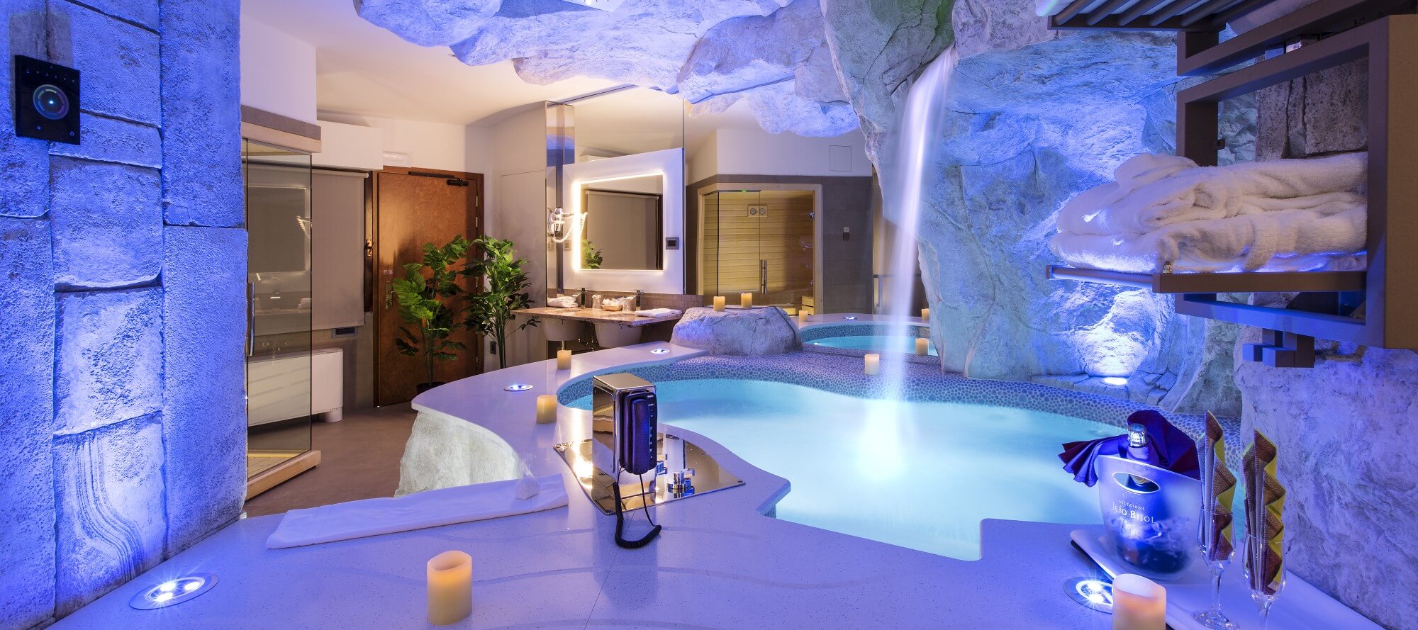 Motel K Wellness Suite Tulum Motel K Wellness Suite Tulum vista sulla mini piscina con idromassaggio, cascata e cromoterapia, sullo specchio di fianco alla mini piscina si intravede la sauna privata della suite, camera a tema antica civiltà azteca