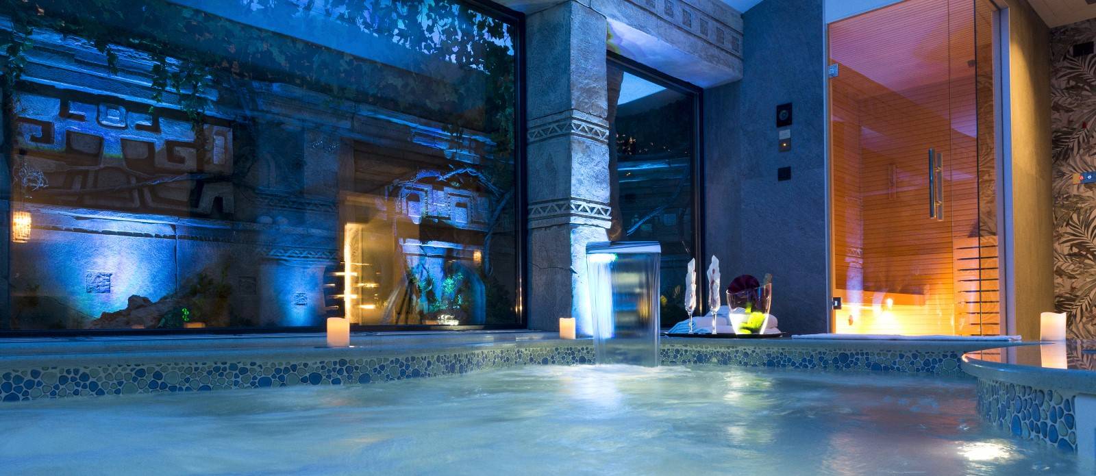 Suite con vasche idromassaggio Suite con mini-piscina idromassaggio con cascata e sauna privata