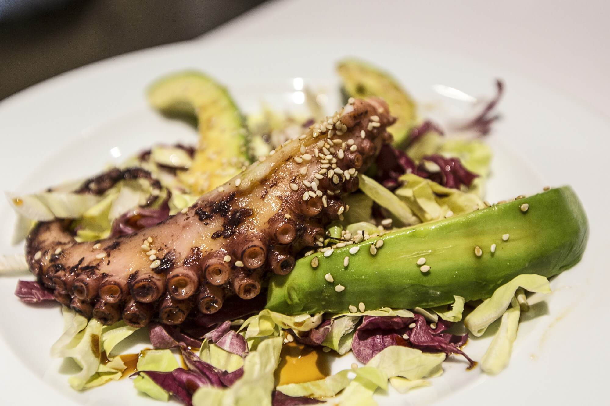 Motel K Pool Villa Seychelles Motel K Pool Villa Seychelles vista dal letto matrimoniale rotondo , sulla sinistra la doccia doppia a vista con aromaterapia, sullo sfondo la zona ristorazione privata della suite, camera a tema isole dell'oceano indiano