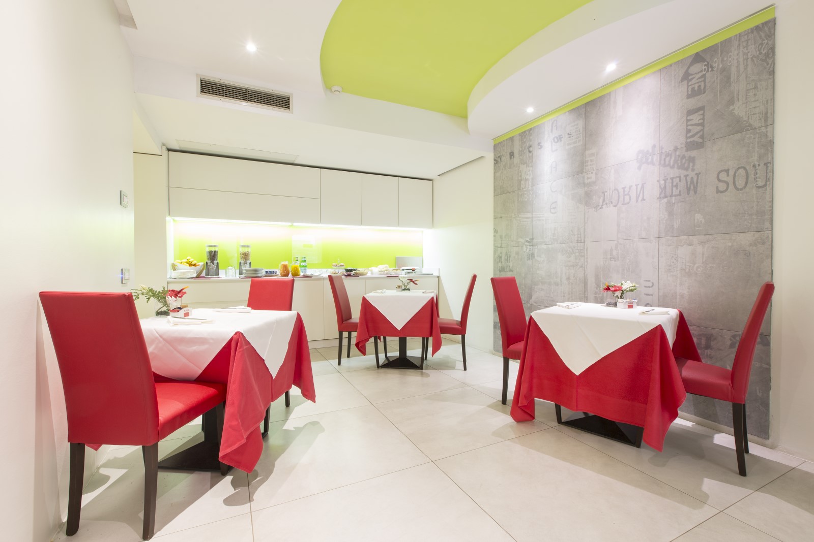 Motel K Pool Villa Seychelles Motel K Pool Villa Seychelles vista sulla piscina idromassaggio con cascata e cromoterapia, coreografia di rocce naturali, letto matrimoniale a bordo piscina e piante esotiche, camera a tema isole dell'oceano indiano