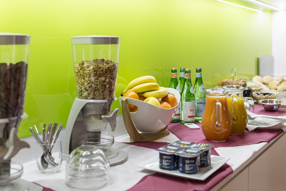 Motel K Pool Villa Seychelles Motel K Pool Villa Seychelles vista sul giardino esterno, solarium estivo e doccia esterna, sullo sfondo si intravede la piscina idromassaggio con cascata e il letto matrimoniale, camera a tema isole dell'oceano indiano