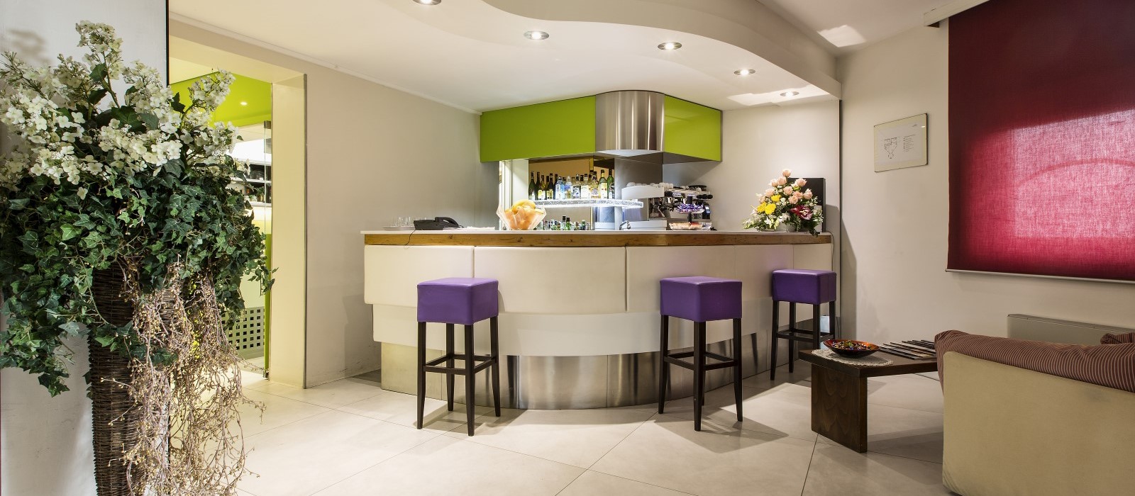 Motel K Pool Villa Seychelles Motel K Pool Villa Seychelles vista sulla zona wellness, sulla sinistra la zona ristorazione interna della suite, sulla destra la sauna finlandese privata, sullo sfondo si intravede il letto matrimoniale rotondo, camera a tema isole dell'oceano indiano